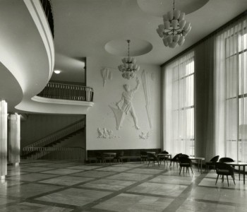 2. Foyer divadla – štukový reliéf kubizující stylizace postavy kováře