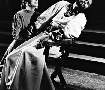 3. Miroslav Zounar (Othello) a Hana Houbová (Desdemona) v představení Othello, premiéra 11. 3. 1960.