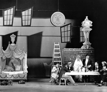 Zleva: Kamil Olšovský (Robert), František Pokorný (Jimmy), Dana Nejdlová (Polly), Miroslav Zounar (Macheat), Václav Hladík (Matěj) v představení Žebrácká opera, premiéra 11. 6. 1961 (druhý zprava neidentifikován)