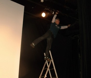 akrobatický výkon osvětlovače Petra