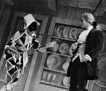 1. Vlevo Rudolf Leitner (Truffaldino) v představení Sluha dvou pánů, premiéra 20. 12. 1962