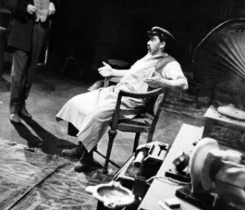 2. Miloslav Musil (Henry Higgins) a Josef Bárta (Popelář Doolitle) v představení Pygmalion, premiéra 13. 9. 1962