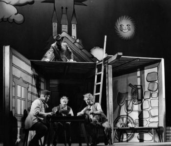 4. Zleva: Pavel Bártl (Martin Kabát), Mnislav Hofmann (Omnimor), Václav Hladík (Karborund), nahoře na stříšce Drahomír Ožana (Lucius) v představení Hrátky s čertem, premiéra 27. 9. 1962