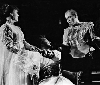 4. Hana Houbová (Desdemona), Miroslav Zounar (Othello) a Pavel Bártl (Jago) v představení Othello