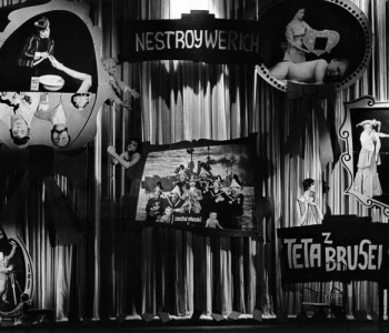 Scéna k představení Teta z Bruselu, premiéra 7. 9. 1961